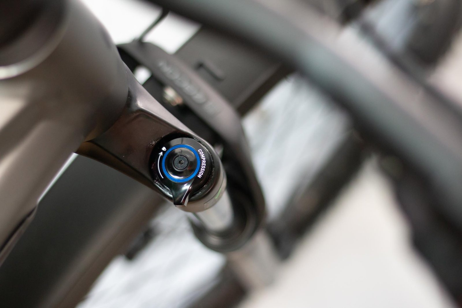 Bicicleta elétrica de montanha com suspensão total - Imagen 8